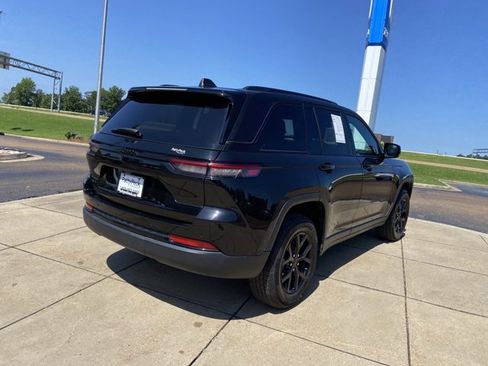 Used 2025 Jeep Grand Cherokee Altitude AWD/4WD image 11