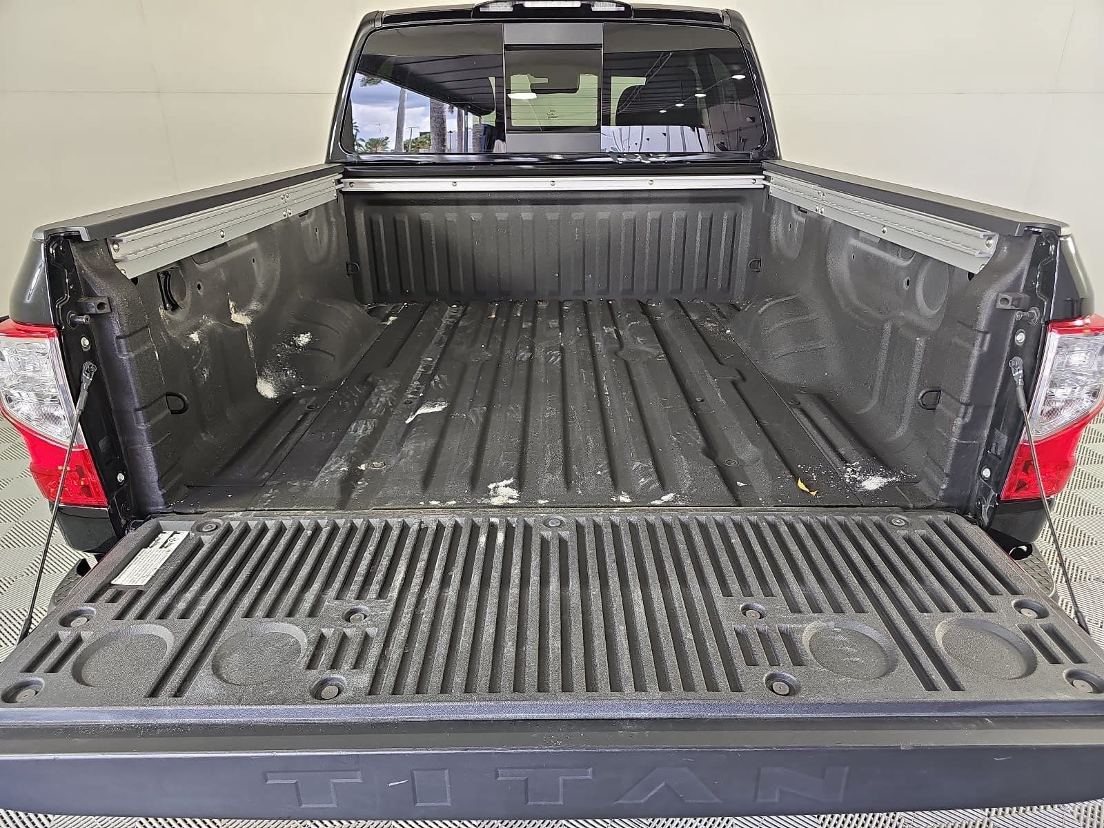 Used 2023 Nissan Titan SV w/ SV Convenience Package RWD image 12