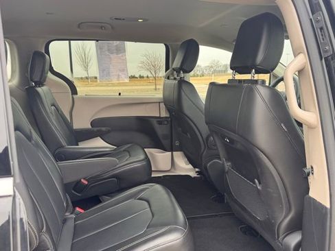 Used 2023 Chrysler Pacifica Touring-L image 27
