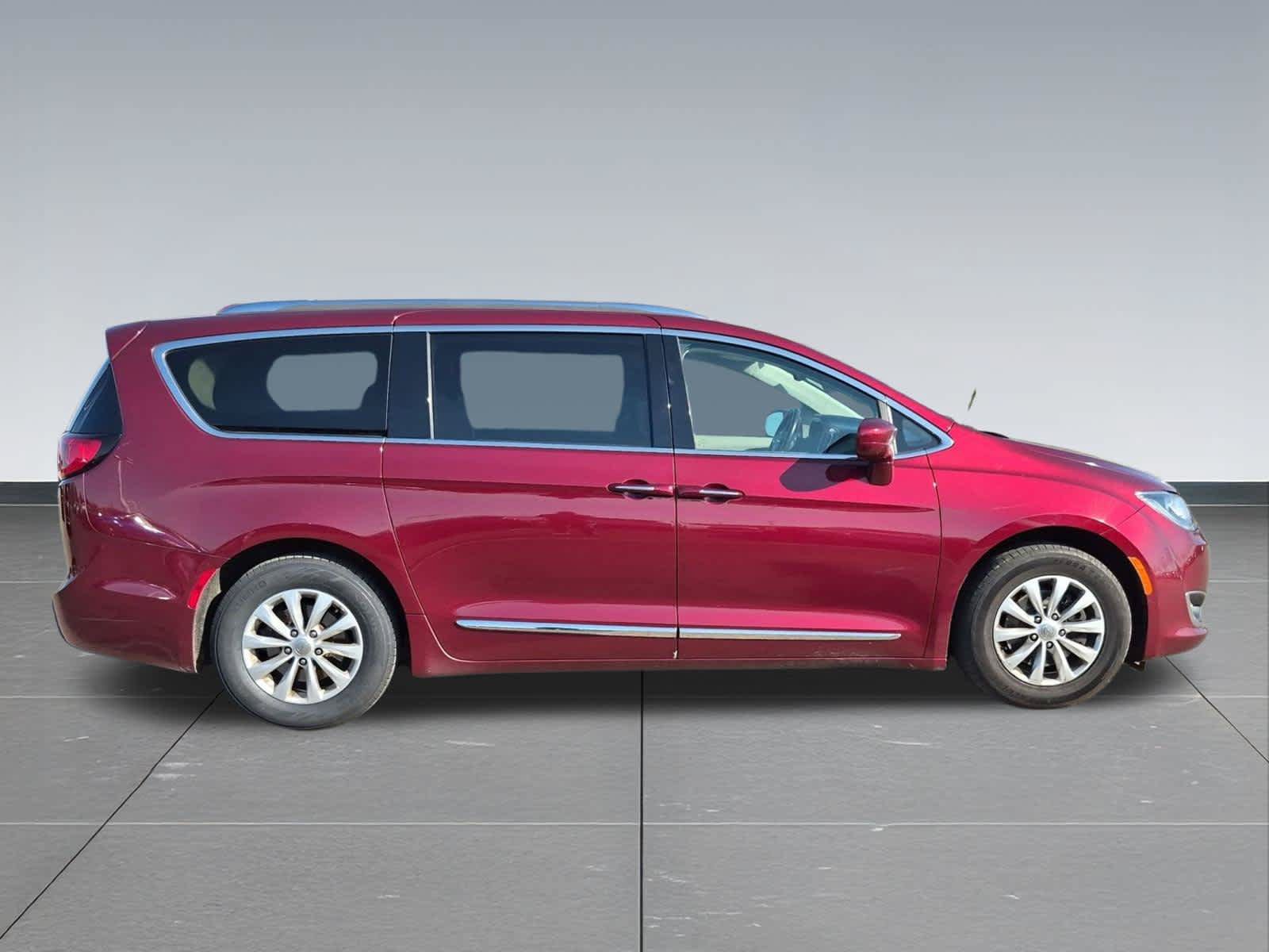 Used 2018 Chrysler Pacifica Touring-L FWD image 7