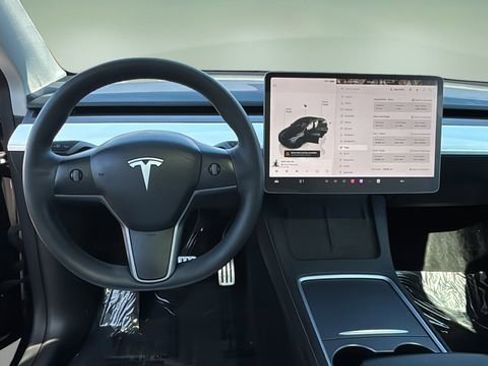 Used 2024 Tesla Model Y Performance image 9