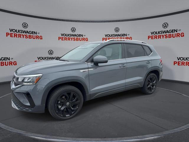 Used 2023 Volkswagen Taos SE w/ Panoramic Sunroof Package FWD image 4