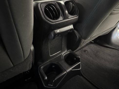 Used 2018 Jeep Wrangler Unlimited Sport S image 33