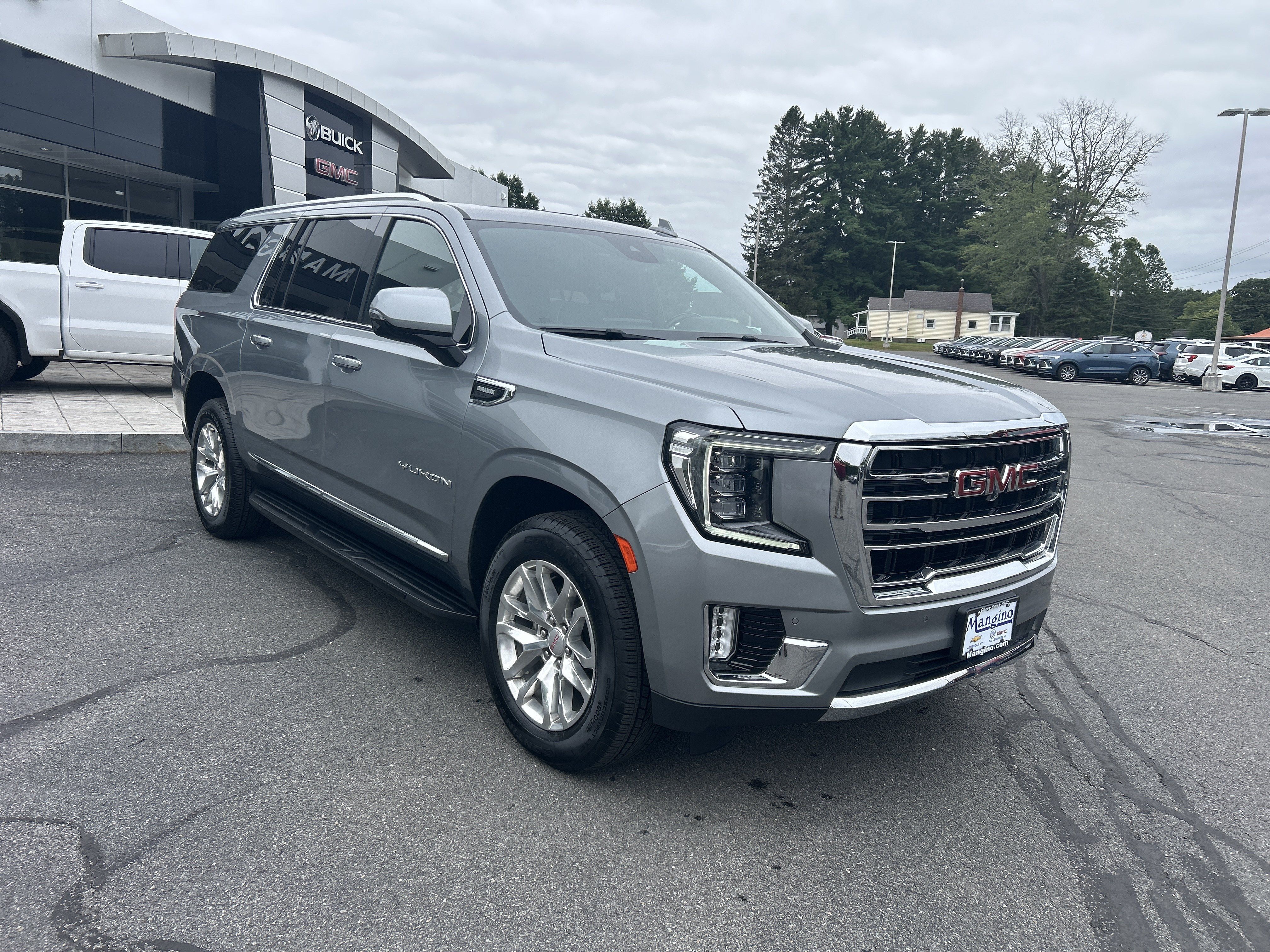 Certified 2023 GMC Yukon XL SLT w/ SLT Premium Package AWD/4WD image 17