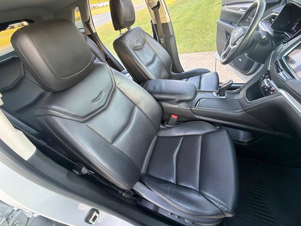 Used 2017 Cadillac XT5 Premium Luxury w/ LPO, Wheel Lock Package FWD image 28