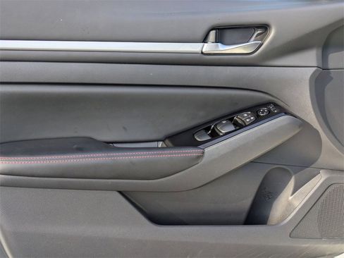 Used 2025 Nissan Altima 2.5 SR image 11