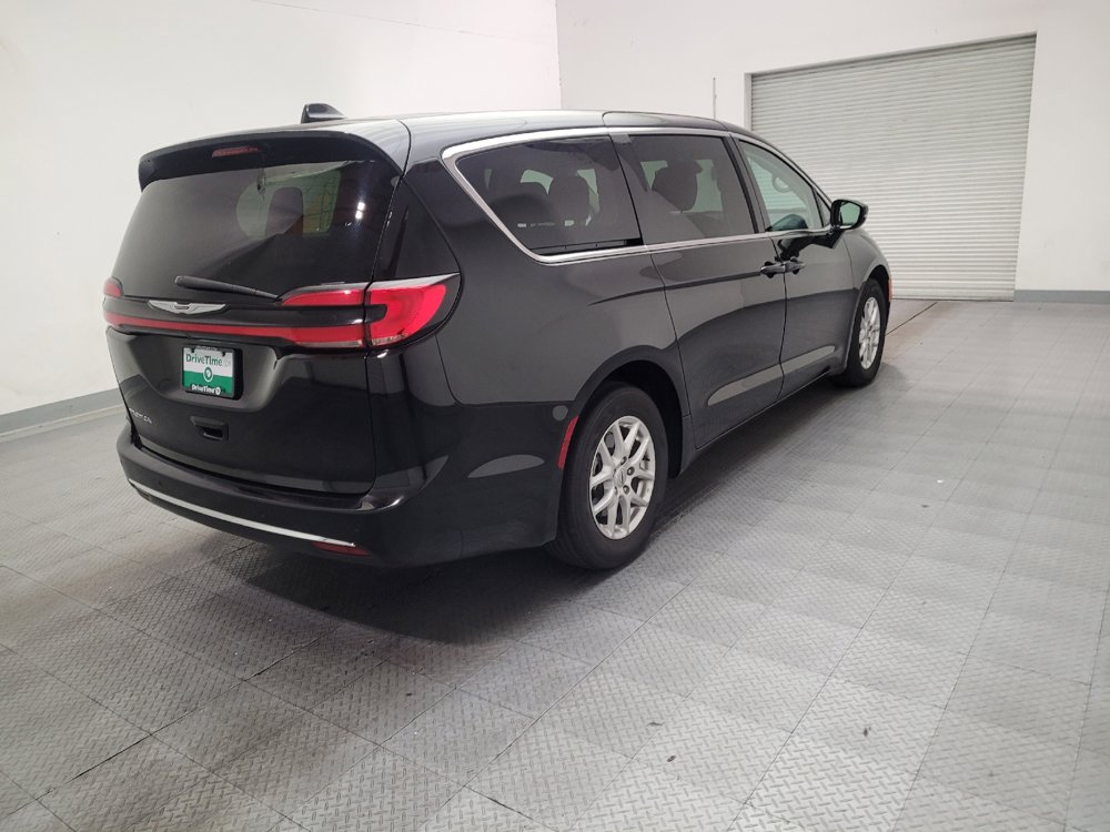 Used 2024 Chrysler Pacifica Touring-L FWD image 9