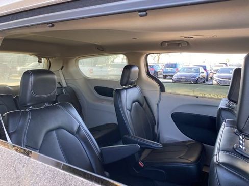 Used 2024 Chrysler Pacifica Touring-L image 6