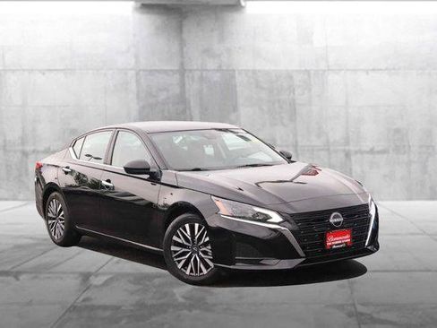 Used 2025 Nissan Altima 2.5 SV FWD image 2