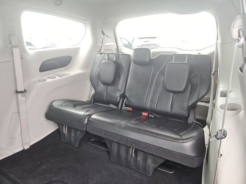 Used 2023 Chrysler Pacifica Touring-L image 12