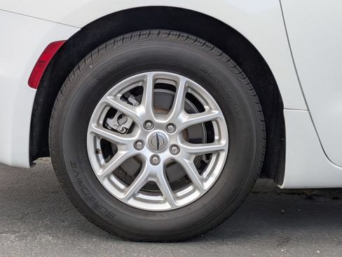 Used 2023 Chrysler Pacifica Touring-L FWD image 9