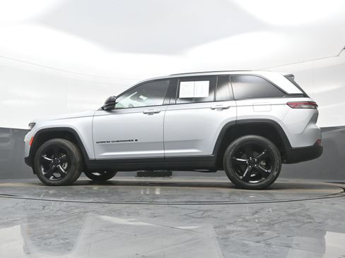 Used 2023 Jeep Grand Cherokee Altitude image 27