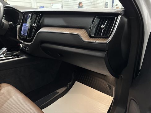 Used 2022 Volvo XC60 B5 Inscription image 27