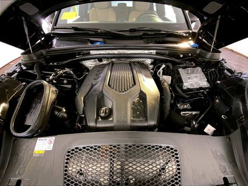 Certified 2023 Porsche Macan image 32