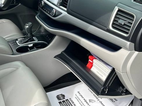 Used 2019 Toyota Highlander XLE AWD/4WD image 28