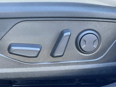 Used 2025 Hyundai Elantra Limited FWD image 17