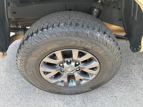 Used 2020 Toyota Tacoma SR5 AWD/4WD image 14