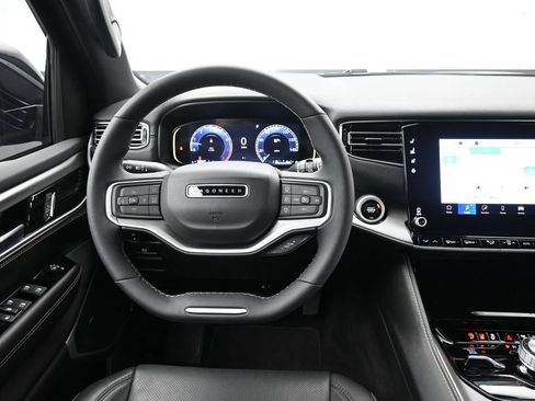 Used 2025 Jeep Wagoneer 4WD image 10