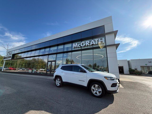 Used 2022 Jeep Compass Latitude FWD image 1