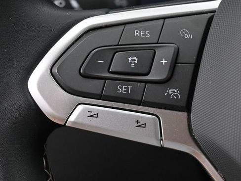 Used 2023 Volkswagen Taos SE w/ Panoramic Sunroof Package FWD image 17