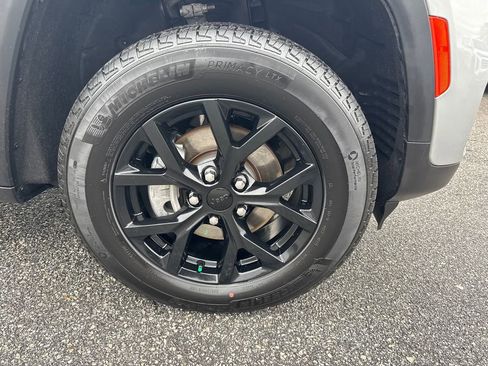 Used 2024 Jeep Grand Cherokee Altitude image 12