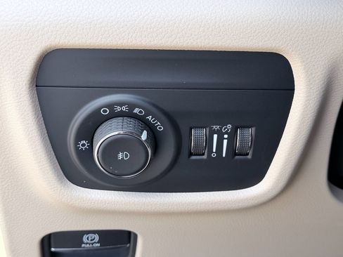 Used 2025 Jeep Grand Cherokee Limited w/ Luxury Tech Group II RWD image 14