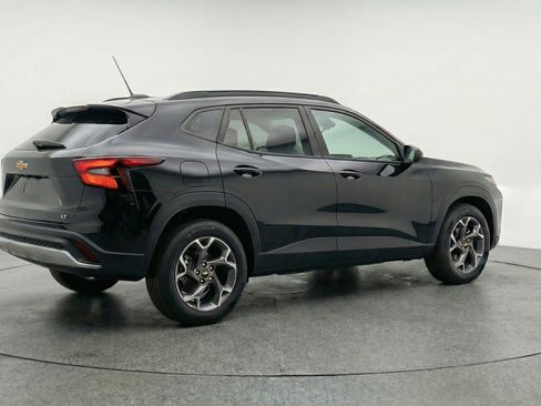 Used 2025 Chevrolet Trax LT w/ LT Convenience Package image 9