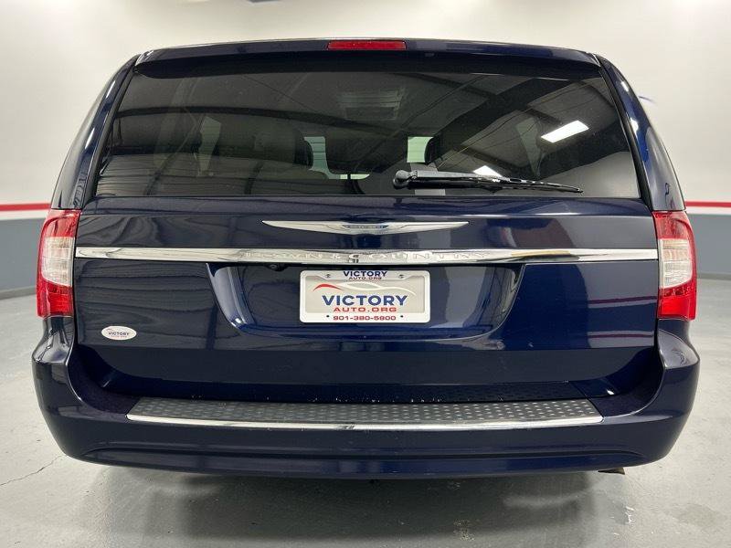 Used 2013 Chrysler Town & Country Touring FWD image 6