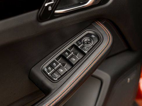 Certified 2022 Porsche Macan AWD/4WD image 21