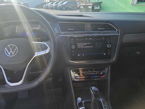 Used 2024 Volkswagen Tiguan SE w/ Panoramic Sunroof Package FWD image 17