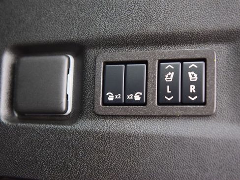 Used 2024 GMC Yukon XL Denali AWD/4WD image 27