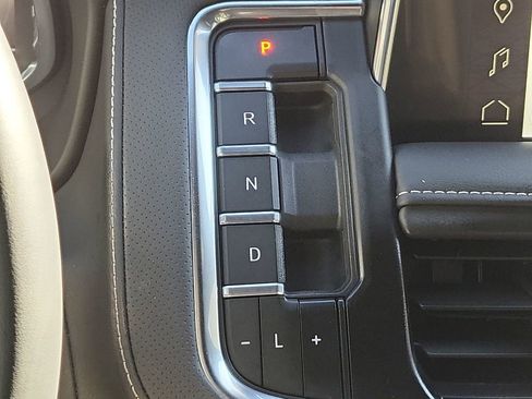 Used 2024 GMC Yukon XL SLT w/ SLT Luxury Package image 16