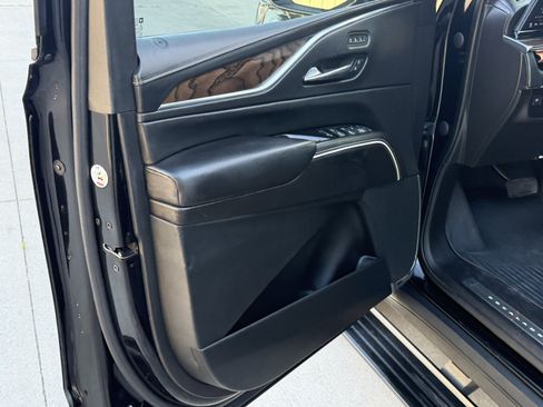 Used 2021 Cadillac Escalade Sport Platinum AWD/4WD image 19