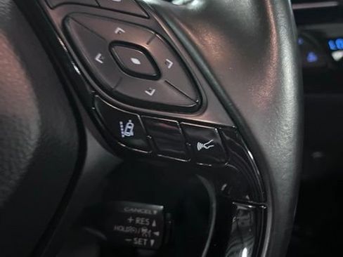 Used 2019 Toyota C-HR XLE FWD image 22