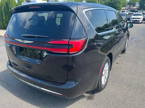 Used 2023 Chrysler Pacifica Touring-L FWD image 3