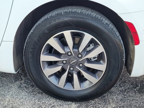 Used 2024 Chrysler Pacifica Limited FWD image 8