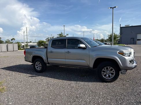 Used 2017 Toyota Tacoma SR5 w/ Tow Package RWD image 4