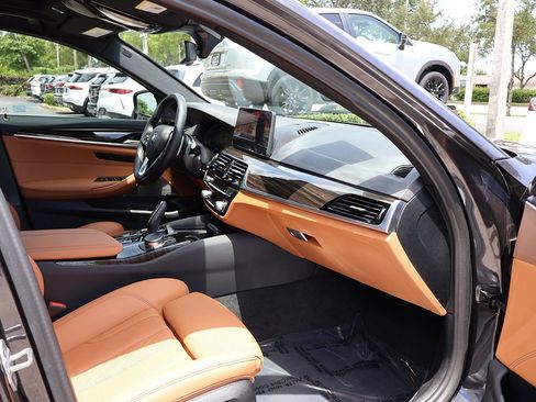 Used 2023 BMW 530e w/ Premium Package image 29