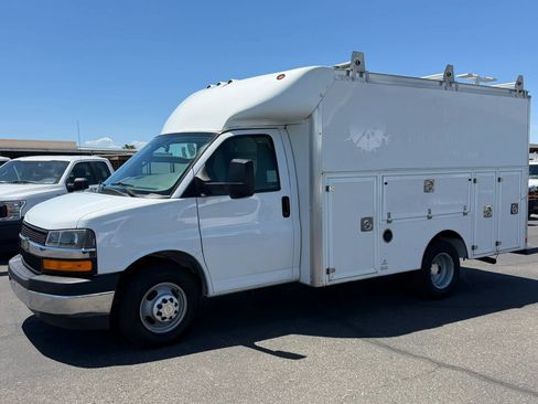 Used 2018 Chevrolet Express 3500 w/ Chrome Appearance Package RWD image 2