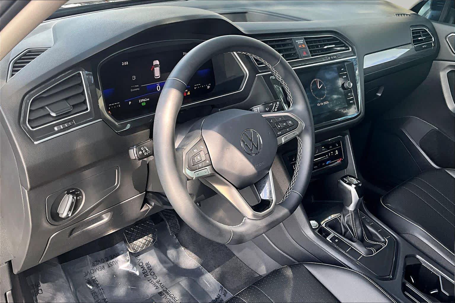 Used 2022 Volkswagen Tiguan SE w/ Panoramic Sunroof Package FWD image 18