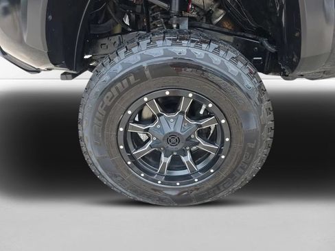 Used 2018 Toyota Tacoma TRD Off-Road AWD/4WD image 10