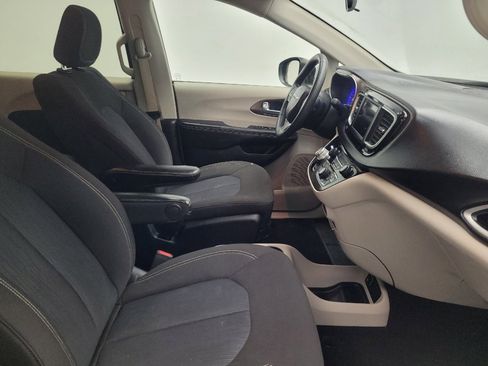 Used 2020 Chrysler Voyager L image 21