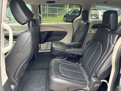 Used 2024 Chrysler Pacifica Touring-L image 16