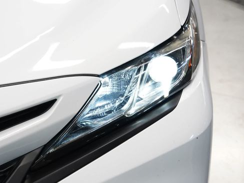 Used 2020 Toyota Camry SE w/ Convenience Package FWD image 7