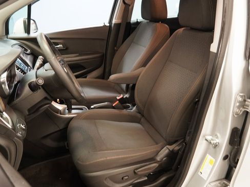 Used 2021 Chevrolet Trax LS image 3