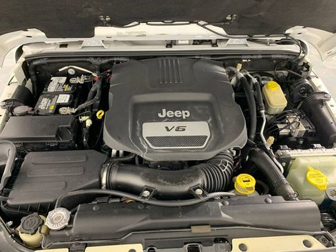 Used 2016 Jeep Wrangler Unlimited Sahara w/ Dual Top Group AWD/4WD image 11