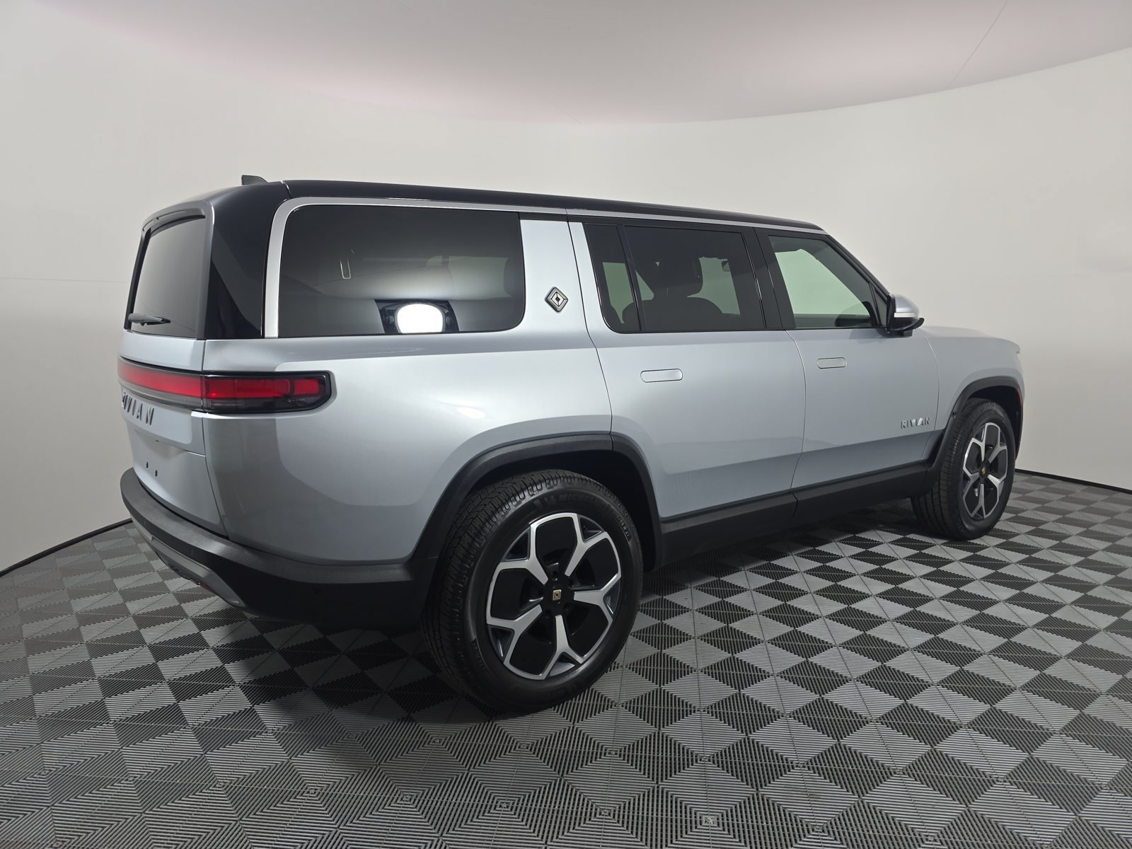 Used 2024 Rivian R1S Adventure Dual AWD/4WD image 5