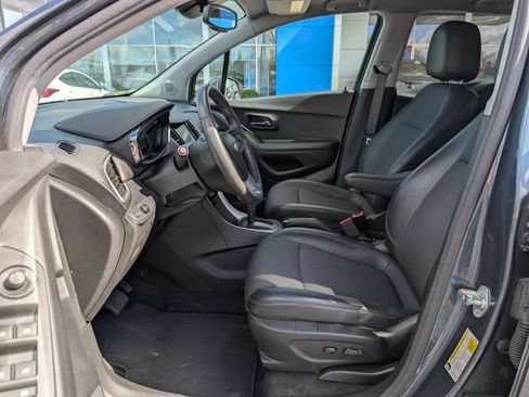 Used 2022 Chevrolet Trax LT w/ LT Convenience Package image 10
