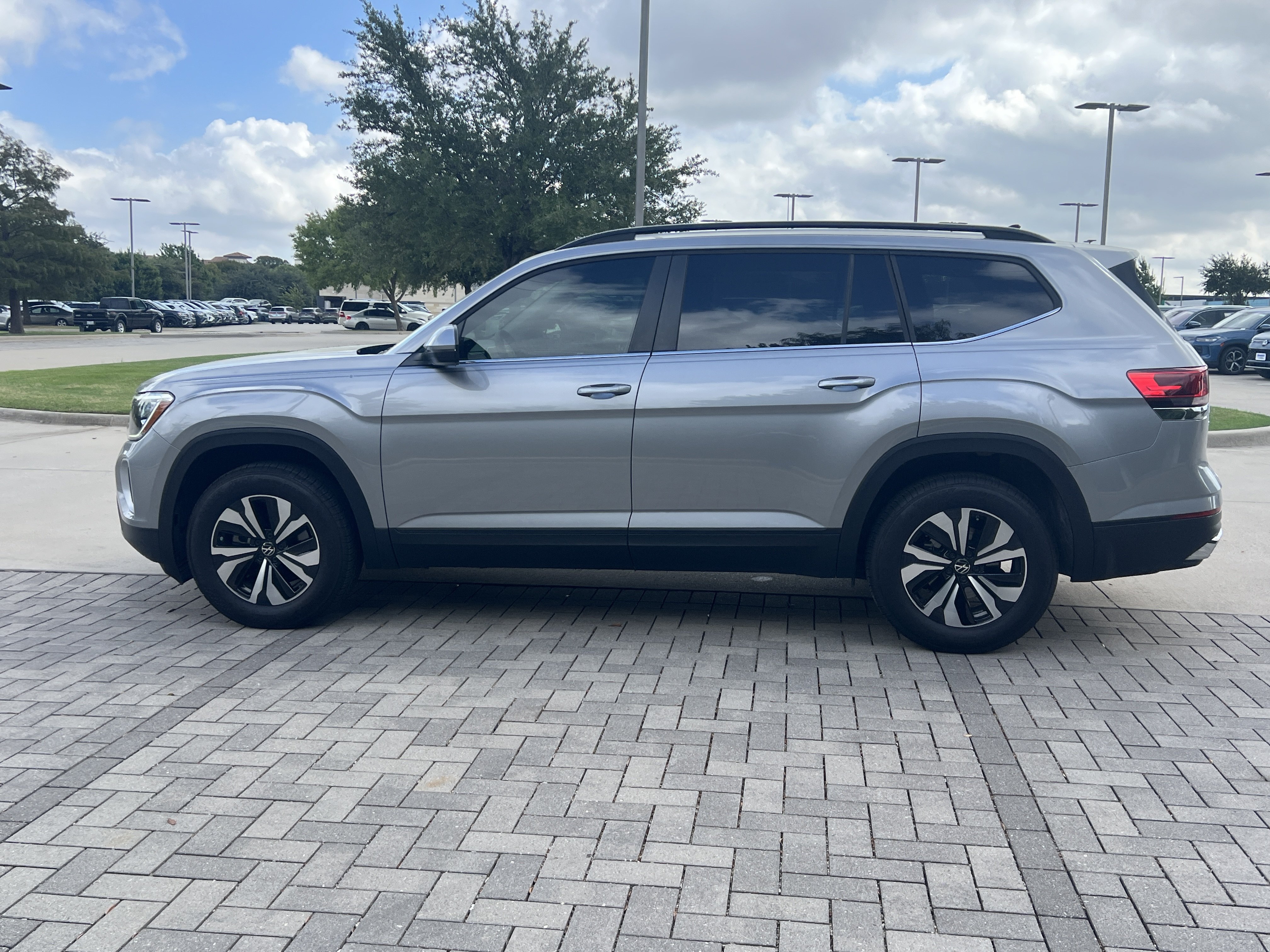 Certified 2026 Volkswagen Atlas SE FWD image 6