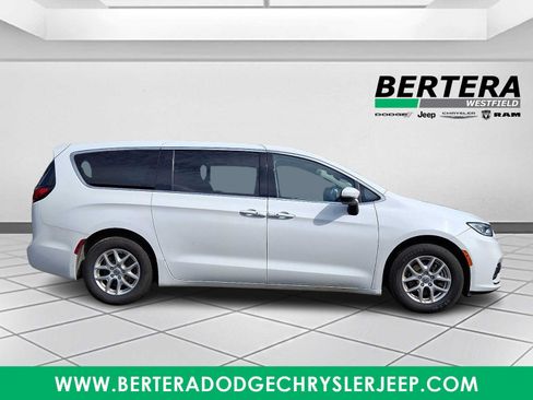 Certified 2023 Chrysler Pacifica Touring-L FWD image 7